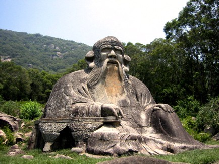 nichts zu tun ist besser als geschäftig nichts zu tun - Laozi Statue in Quanzhou