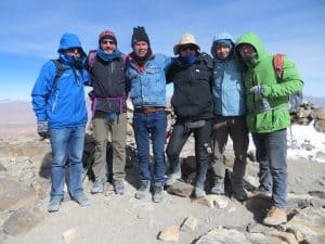 Nach dem Aufstieg auf dem Gipfel des Uturuncu in über 6000m klein
