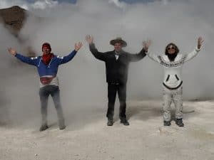 Zeremonie bei den Geysieren von Sol de Manana in Bolivien in 5.000 Metern Höhe
